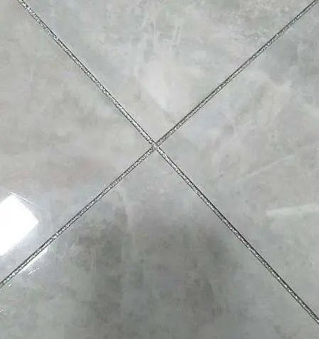 不只是颜色上面的差异,还有产品质量和使用的效果不同,而且还有填缝剂